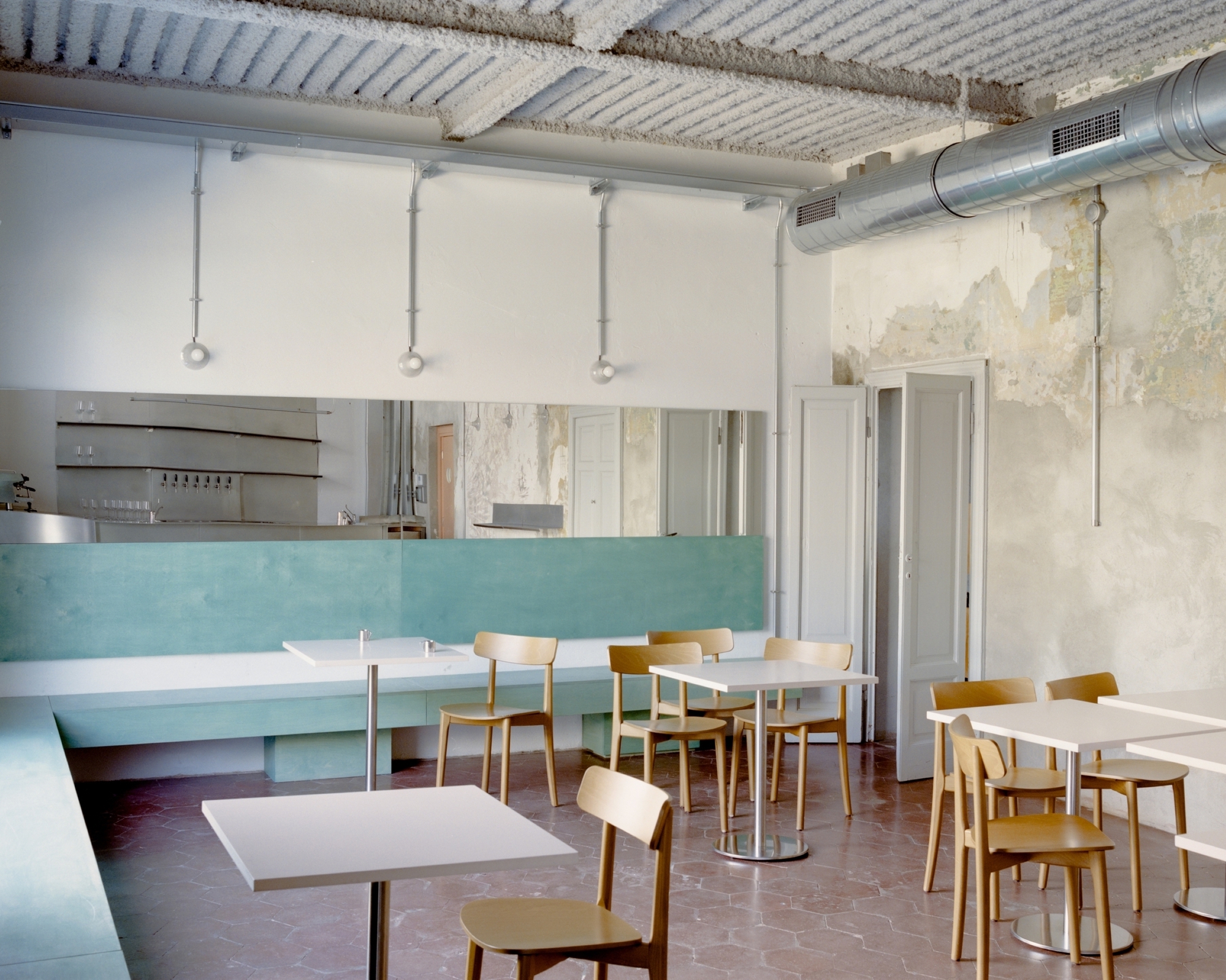 Uma vila entre Cyberpunk e Listening Bar / estúdio co.arch