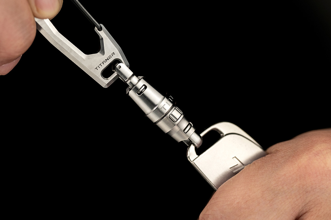 A liberação rápida de trava dupla do Titaner prova que não existe “apenas um chaveiro”