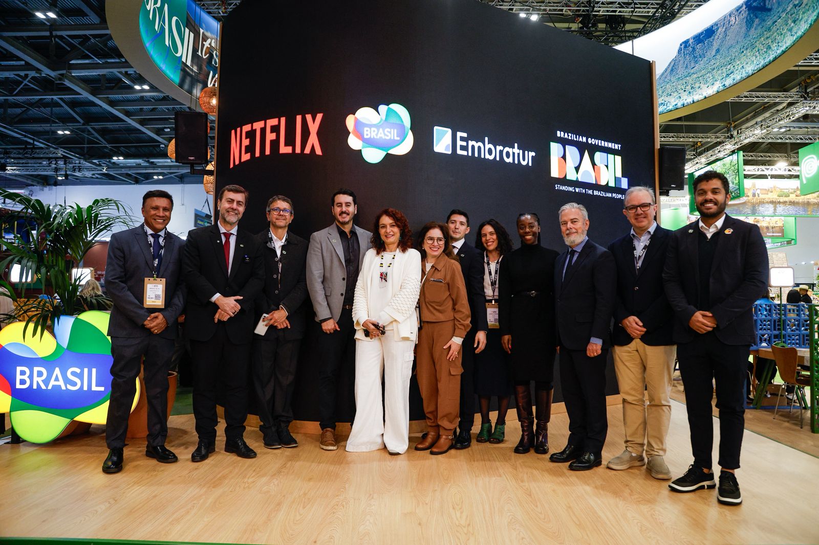 Embratur e Netflix lançam guia de turismo audiovisual na World Travel Market, em Londres, para promover o Brasil com séries e filmes