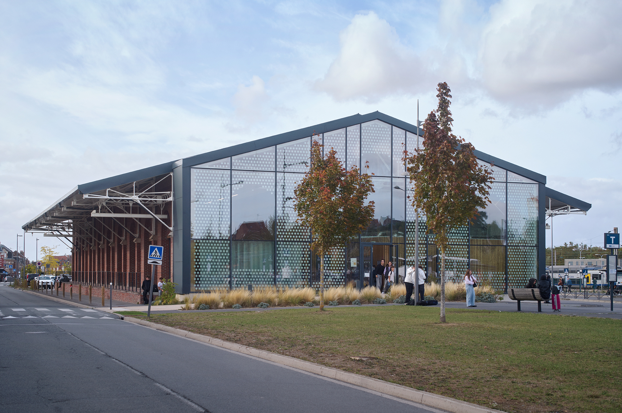 Coldefy conclui a primeira escola com estrutura de madeira no norte da França