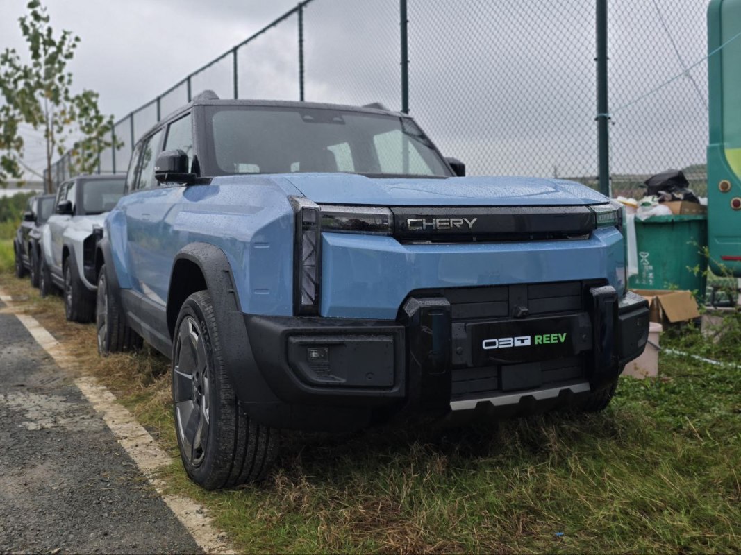 SUV chinês tenta emular acrobacias virais do Range Rover – falha espetacularmente