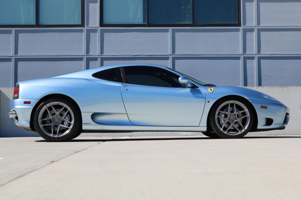 Ferrari 360 Modena 2000 à venda com 23.600 milhas e manual fechado de 6 velocidades