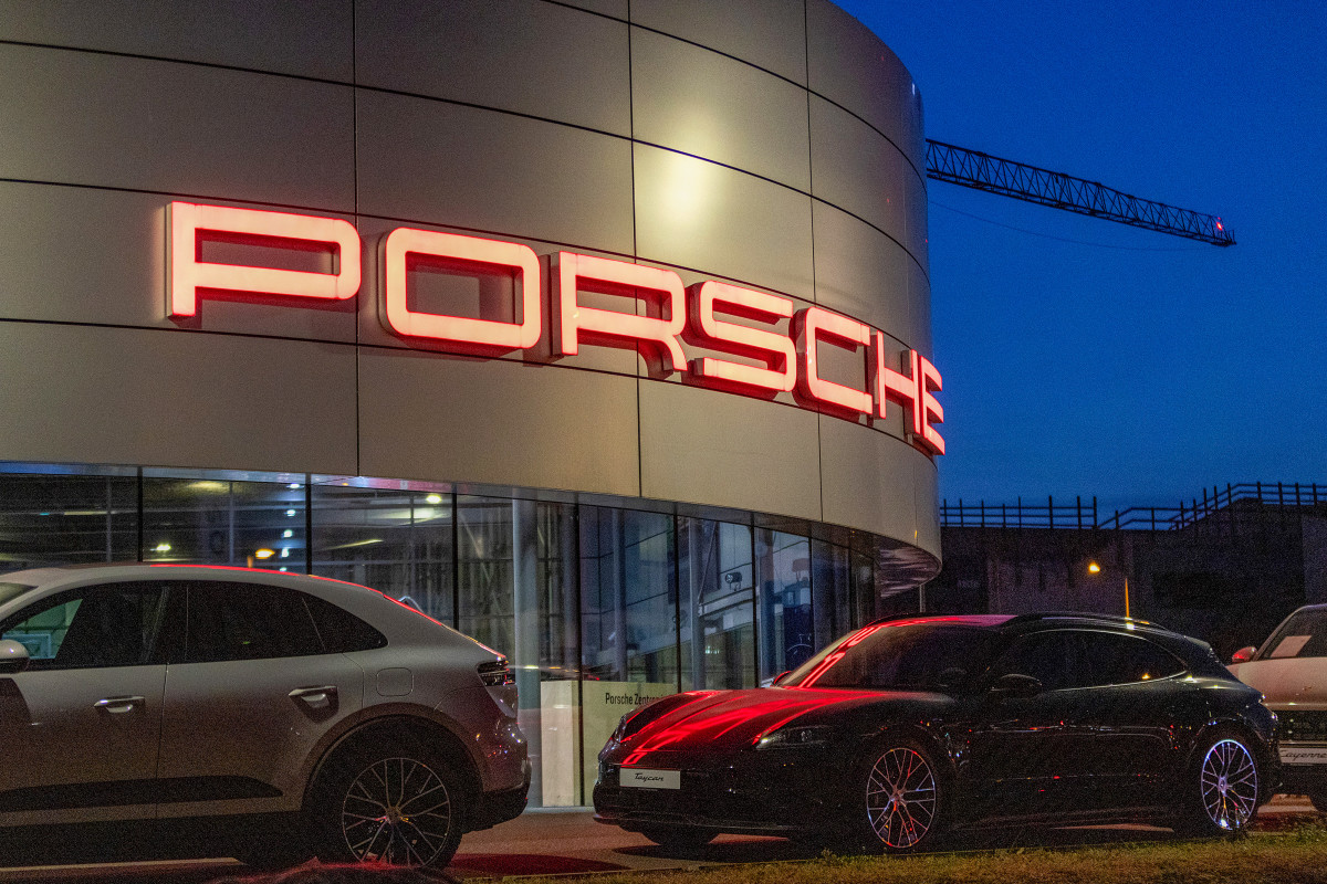 Por que um revendedor da Flórida está processando a Porsche em US$ 300 milhões