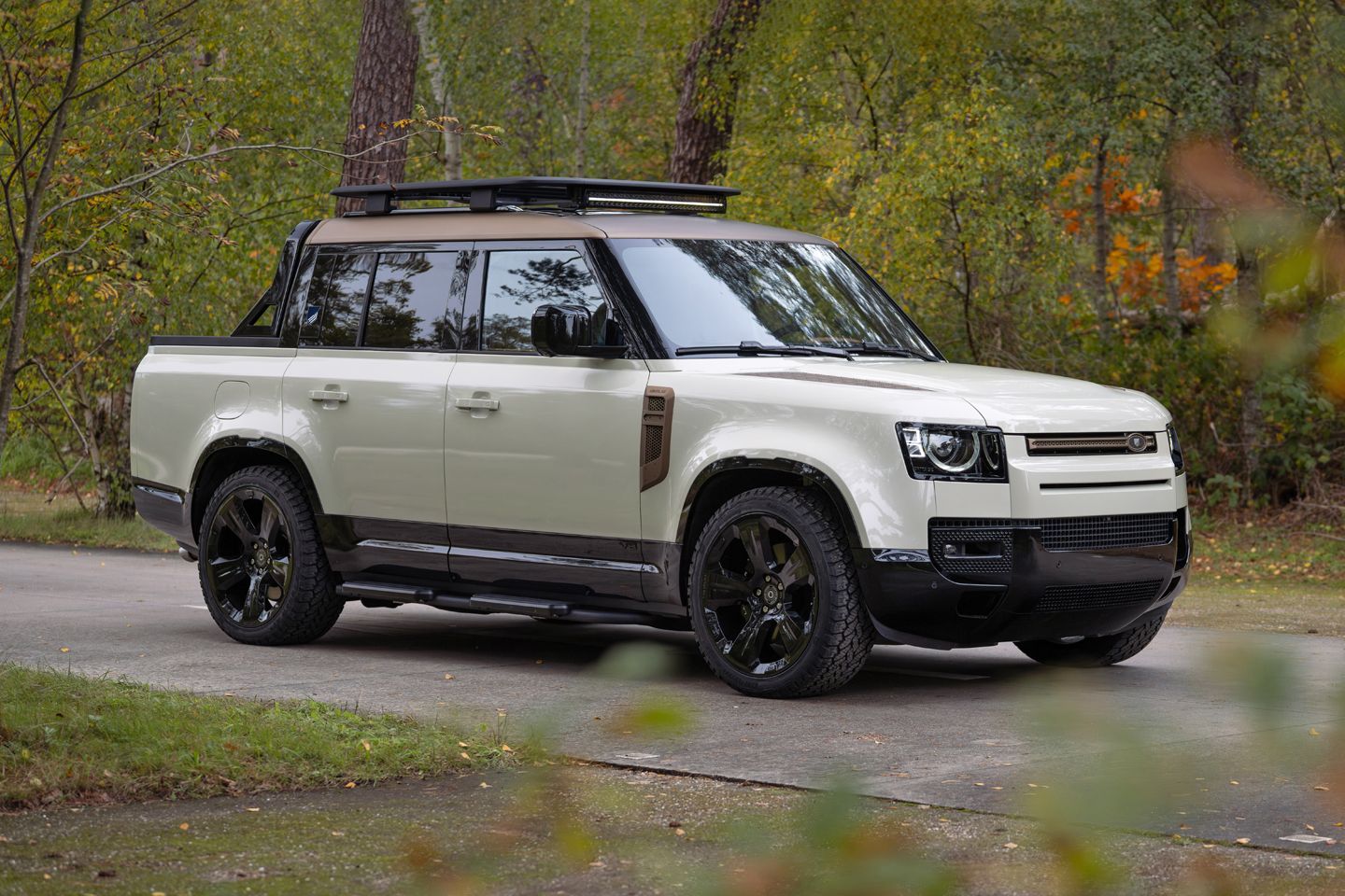 Nova picape Defender oferecida em dois sabores V8