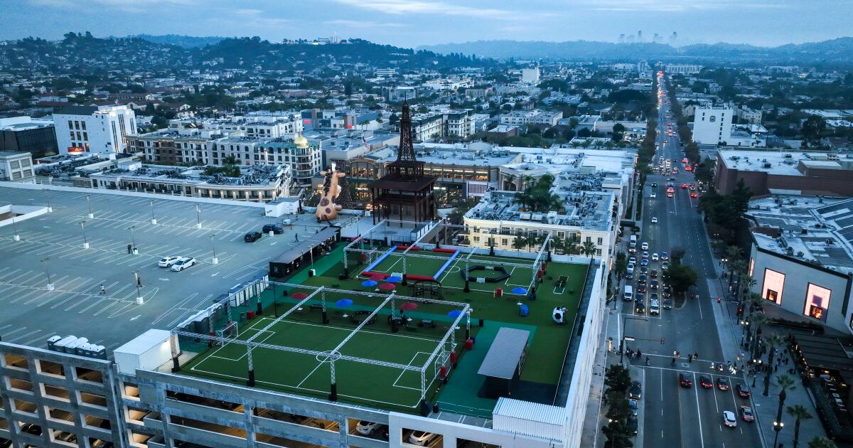 Um elegante campo de futebol é inaugurado no Americana at Brand