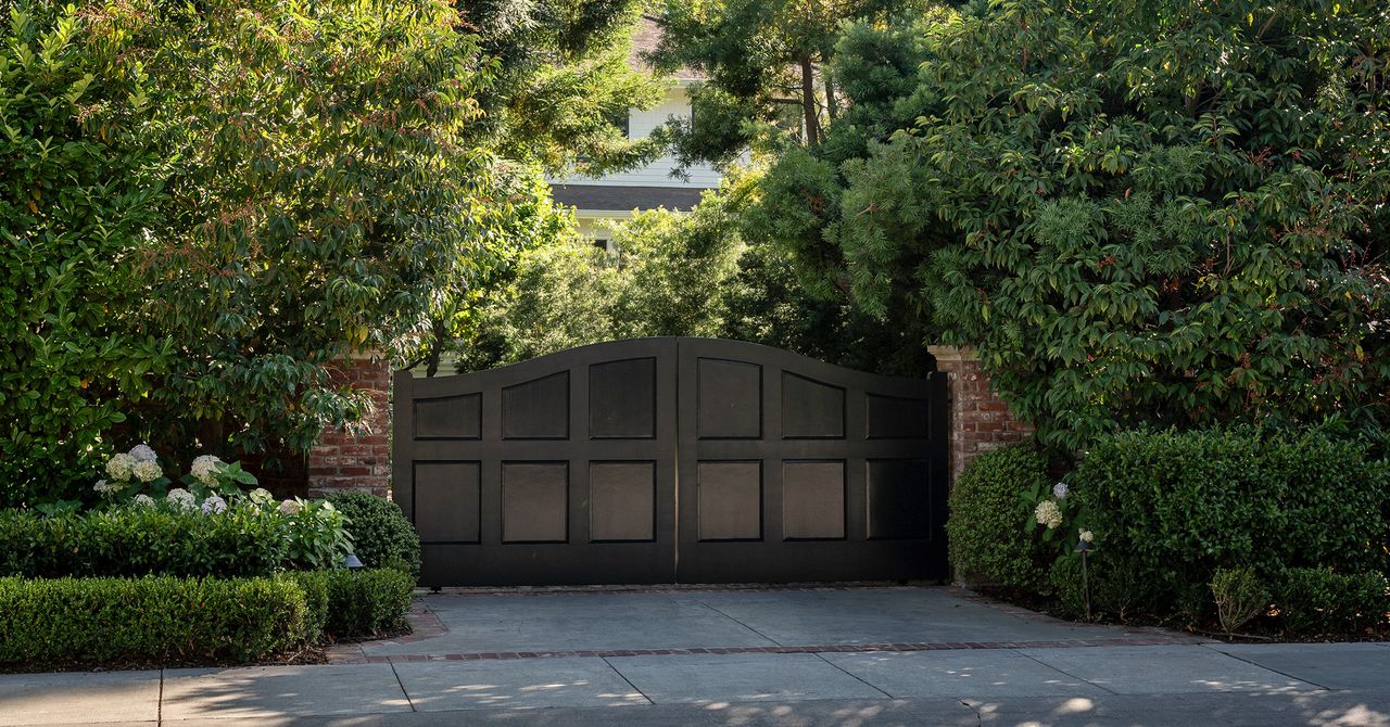 Mark Zuckerberg abriu uma escola ilegal em seu complexo em Palo Alto. Seus vizinhos se revoltaram