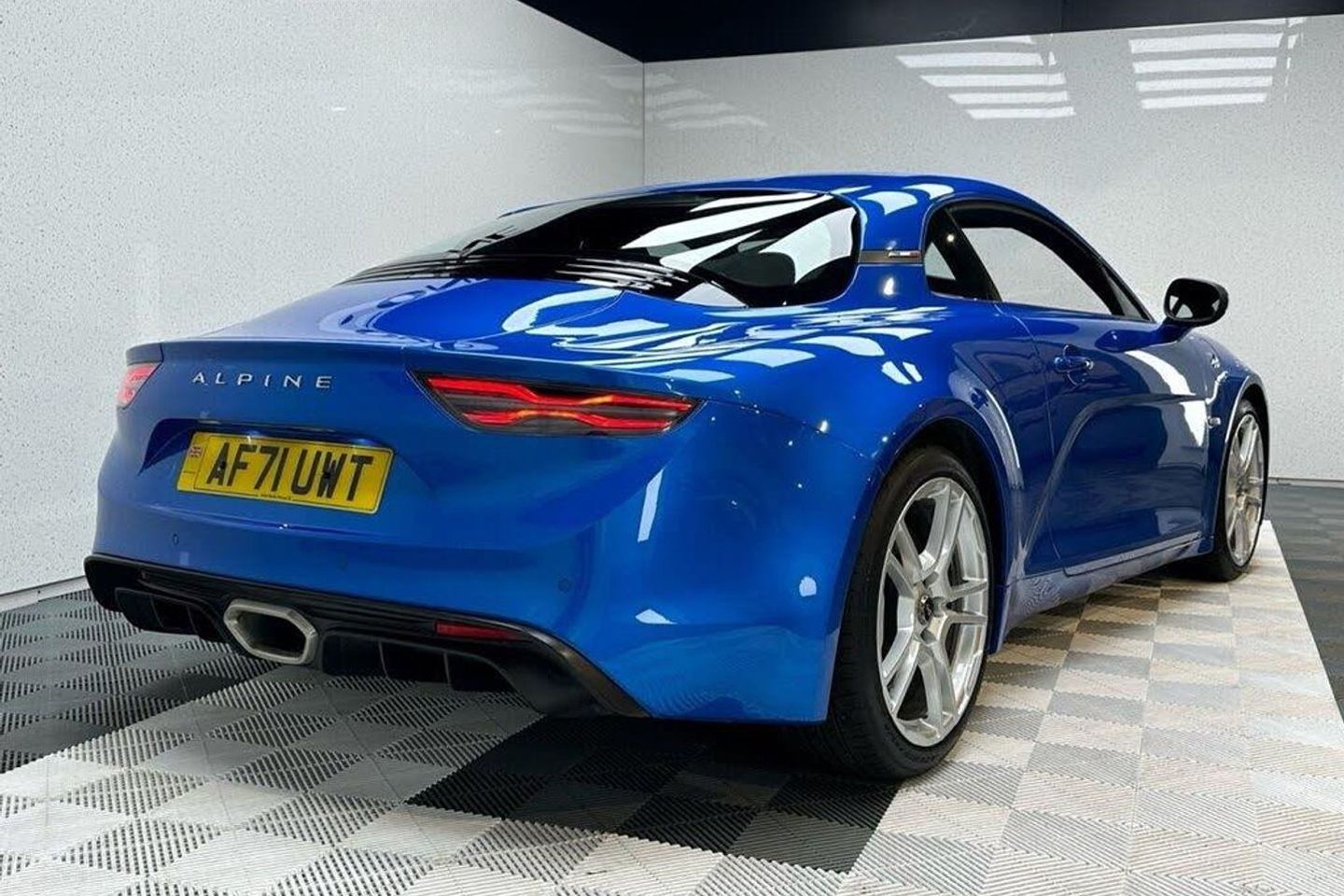 £ 30 mil Alpino A110 | Identificado