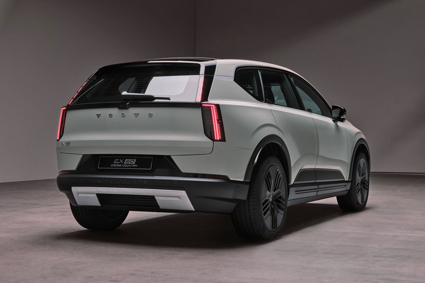 Novo Volvo EX60 chega a 680 cv e autonomia de 500 milhas