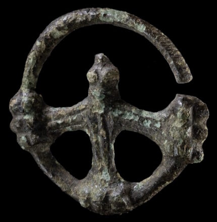 10º c. Molde de cruz de roda de bronze encontrado há 43 anos – The History Blog