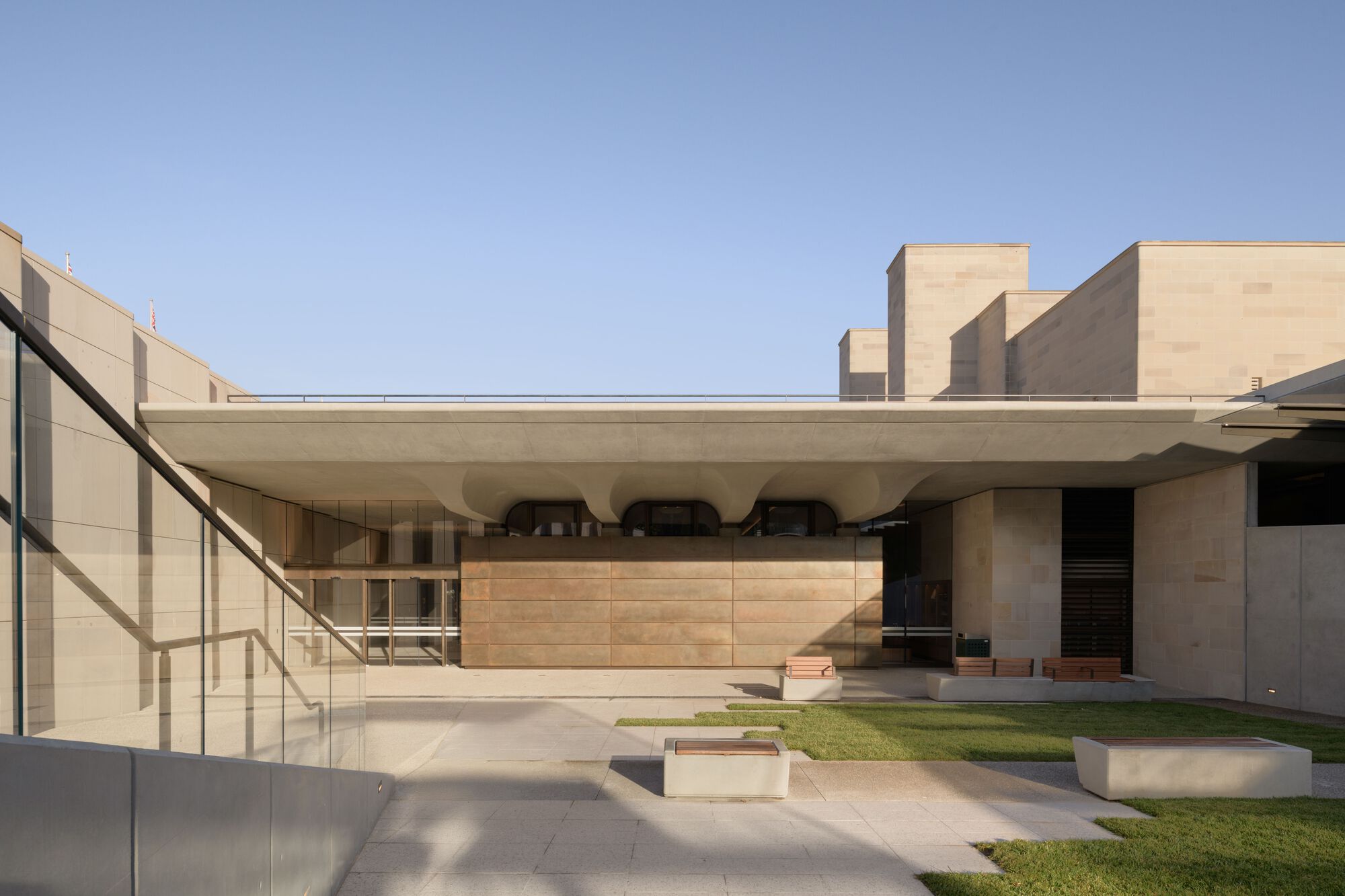 Entrada Sul e Campo de Desfile do Memorial de Guerra Australiano / Studio.SC