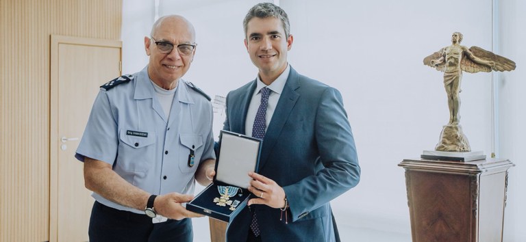 Diretor-Geral da ANTT, Guilherme Theo Sampaio, é homenageado pela Força Aérea Brasileira — Agência Nacional de Transportes Terrestres