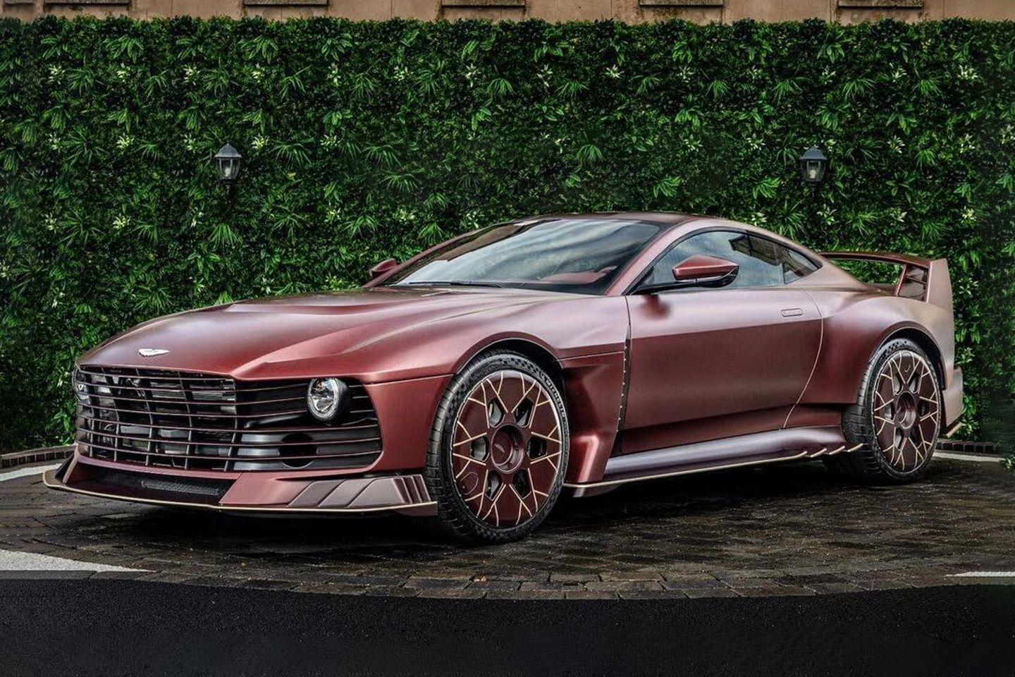 Um dos 38 Aston Martin Valiant à venda