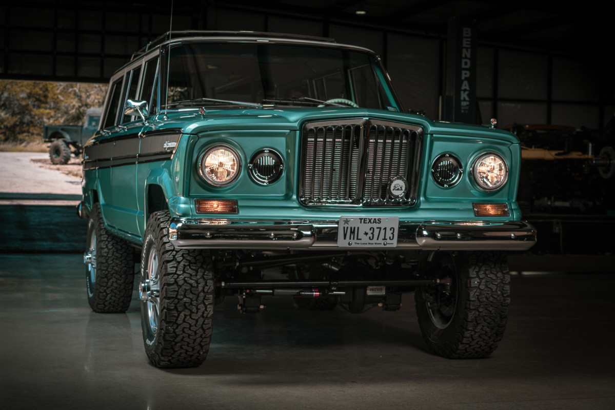 Jeep Super Wagoneer Restomod 1966 vem com um Hemi V8 de 485 HP