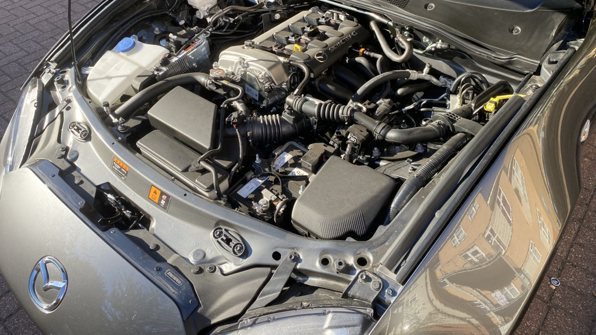 Mazda afirma que o próximo MX-5 Miata poderia usar combustível sintético em vez de elétrico