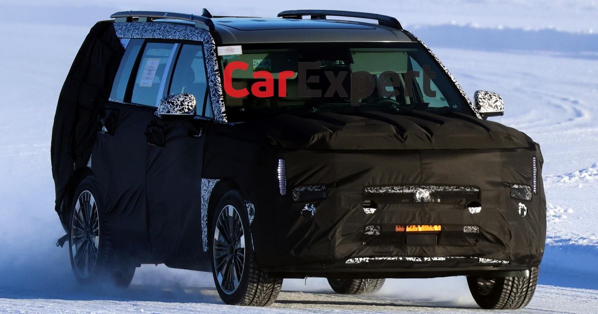 2027 Hyundai Santa Fe espiado novamente, parecendo um pouco menos estranho