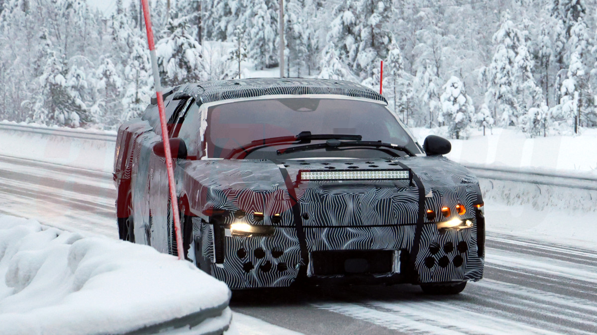 Ferrari Luce EV de 1.000 HP espiado com portas com dobradiças traseiras