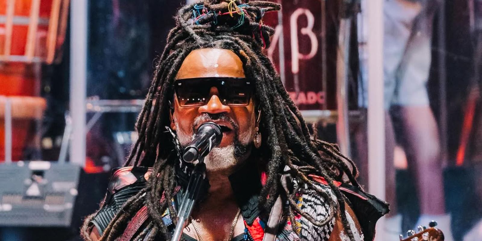 Carnaval de Salvador: Carlinhos Brown inaugura novo trio elétrico