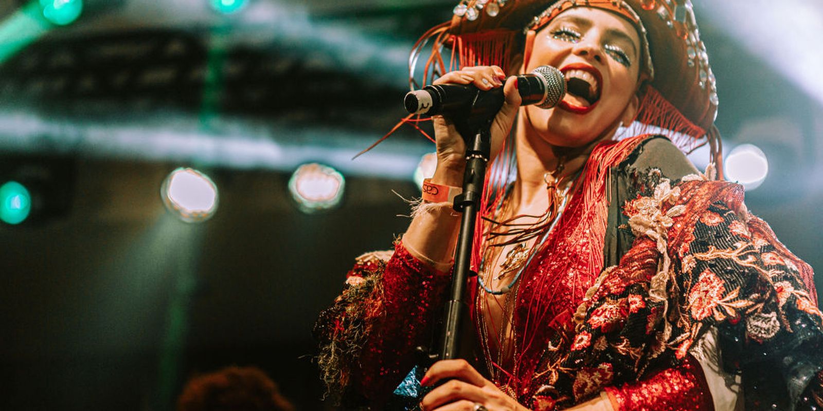 Carnaval de Olinda tem blocos e troças coloridas pelo centro histórico