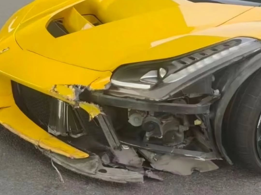 A Ferrari LaFerrari que custou US$ 1,4 milhão para consertar acabou de bater novamente