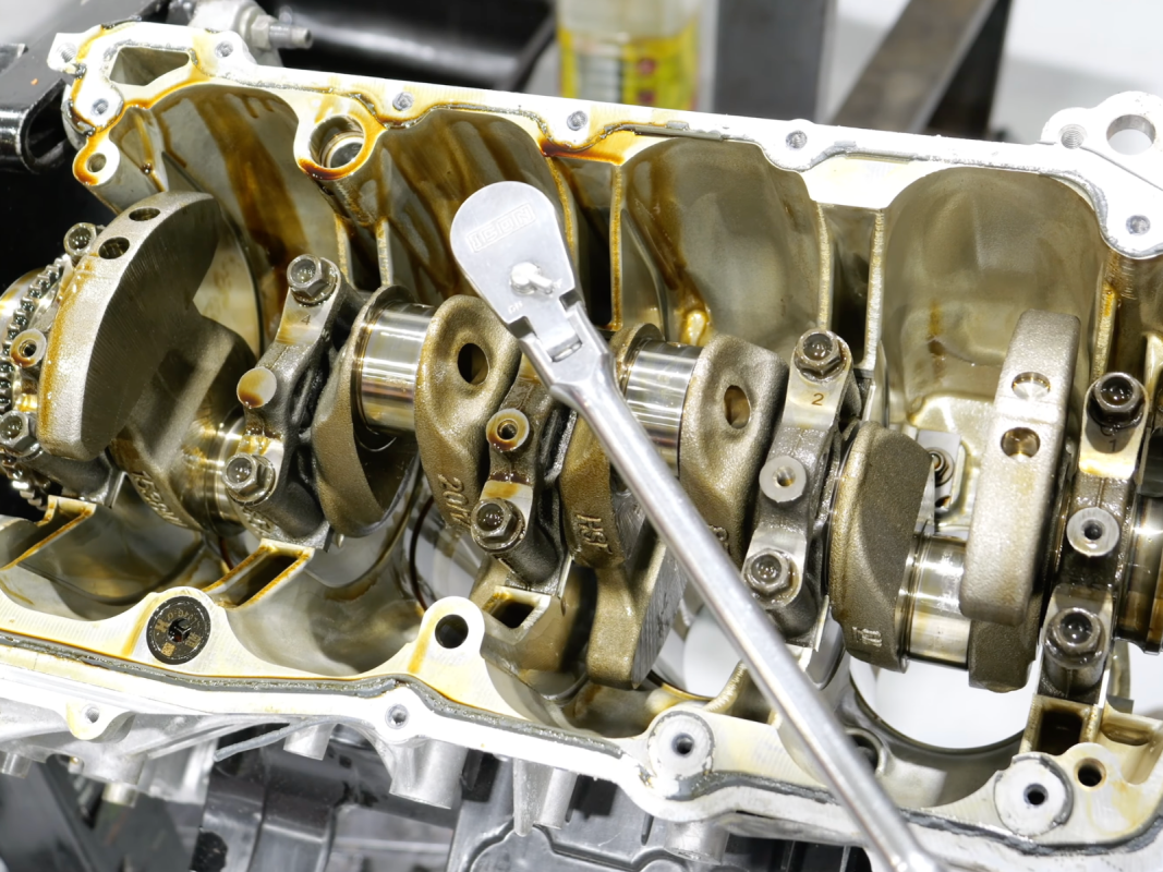 O motor turbo de 2,0 litros da GM mostra forte desgaste em apenas 24.000 milhas