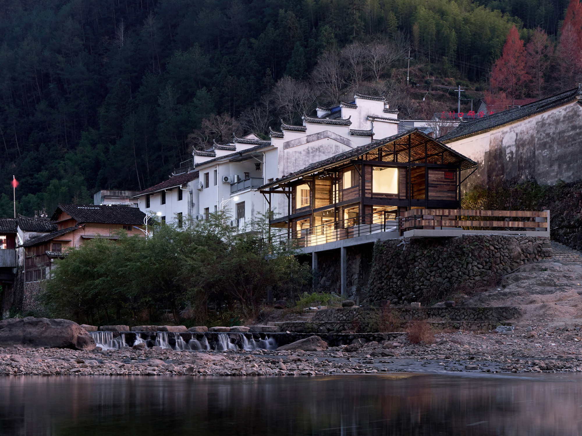 Remodelação da Antiga Casa Ribeirinha / Ref Arquitectos + Estúdio 0,5m
