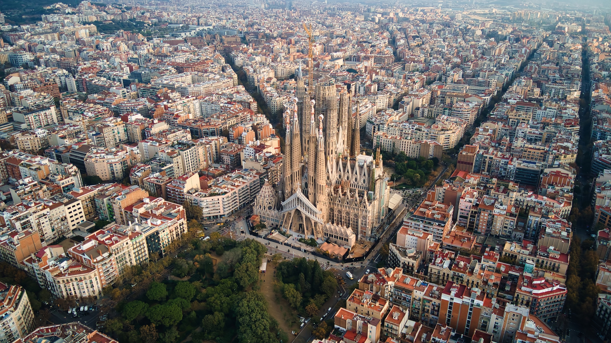 A peça final da Torre Central da Sagrada Família de Gaudí instalada em Barcelona