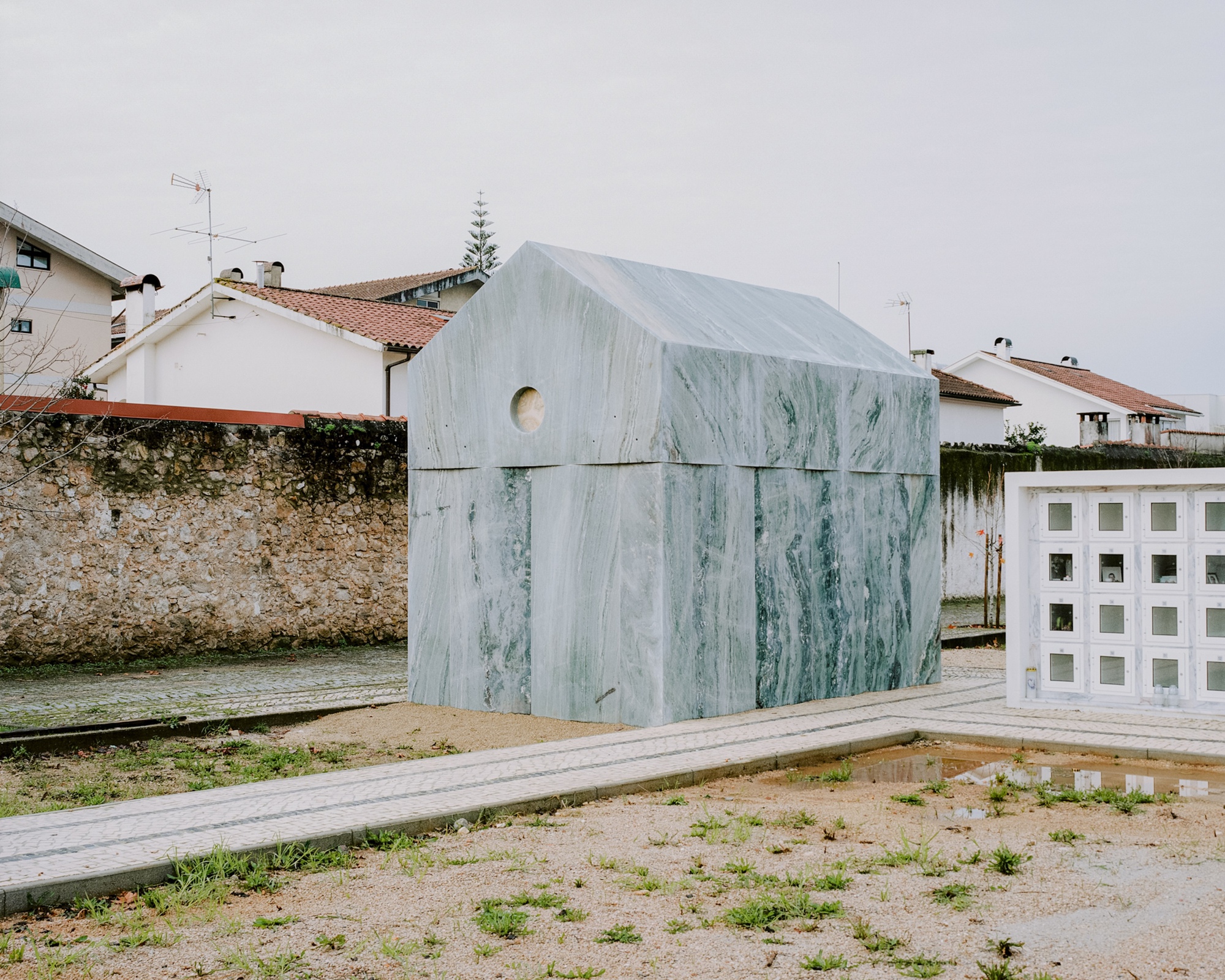 Family Tomb in Coimbra / Comoco Arquitectos