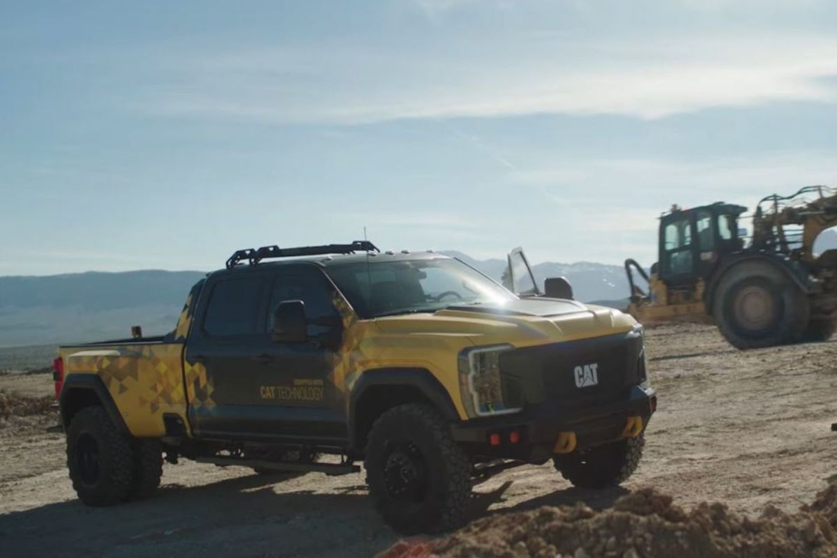 A primeira picape da Caterpillar se parece muito com um Ford Super Duty
