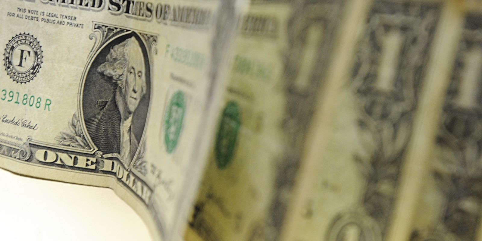 Dólar cai para R$ 5,24, e bolsa sobe 3,24% após fala de Trump