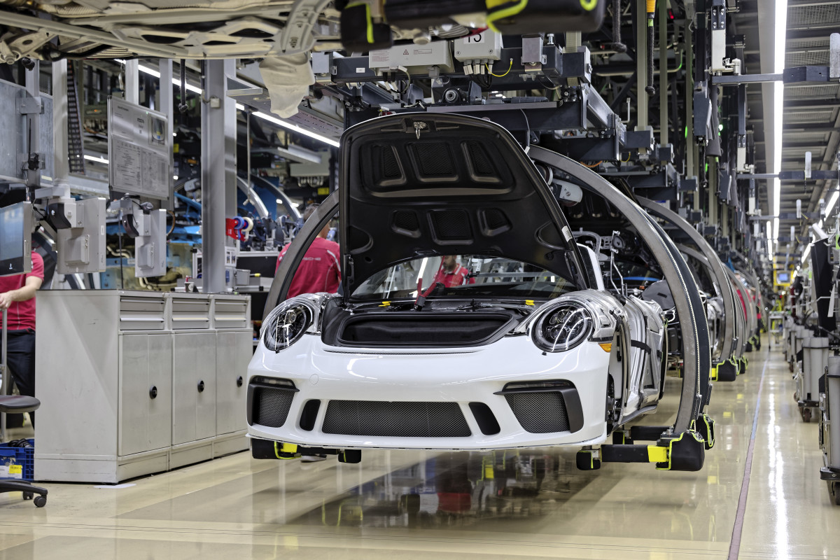 Lucros da Porsche caem 92% enquanto montadora planeja mais cortes de empregos