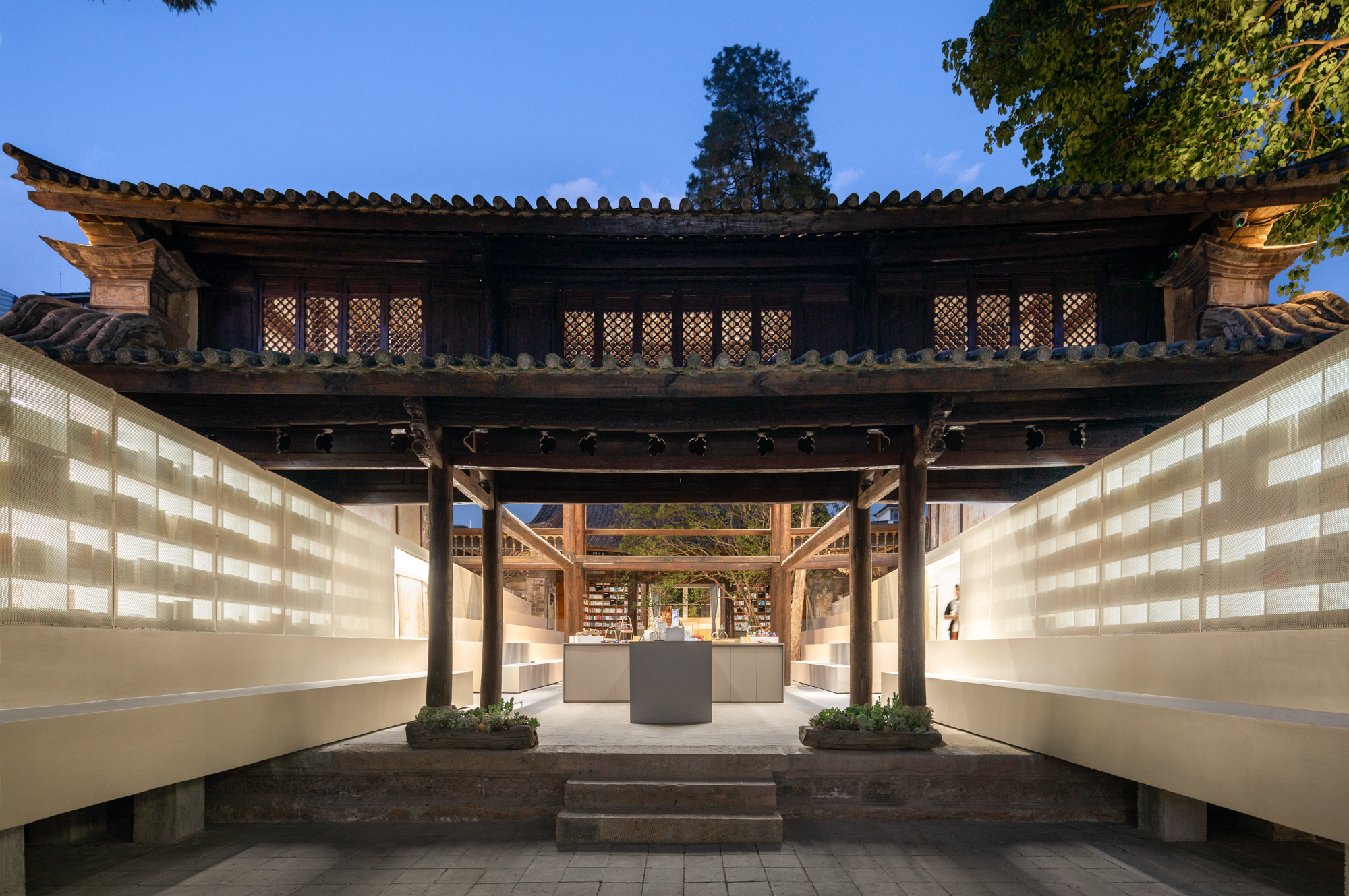 Livraria Weishan Chongzheng Academy da Librairie Avant-Garde / TAO (Trace Architecture Office)