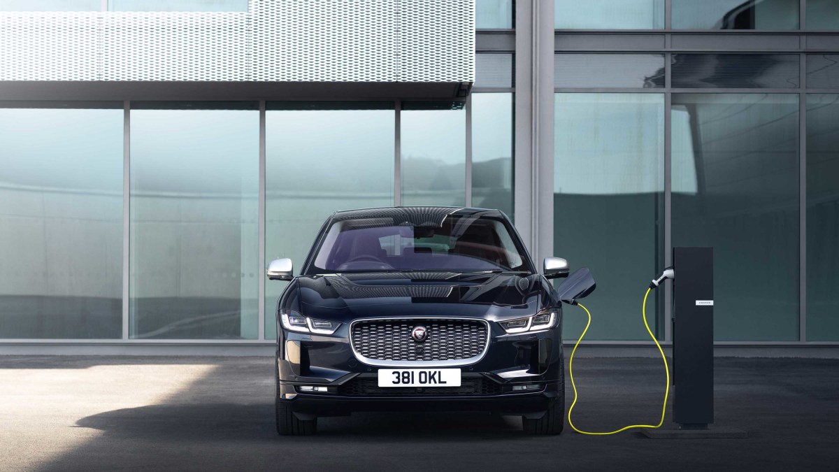 Jaguar diz aos proprietários do I-Pace para estacionarem ao ar livre devido ao risco de incêndio