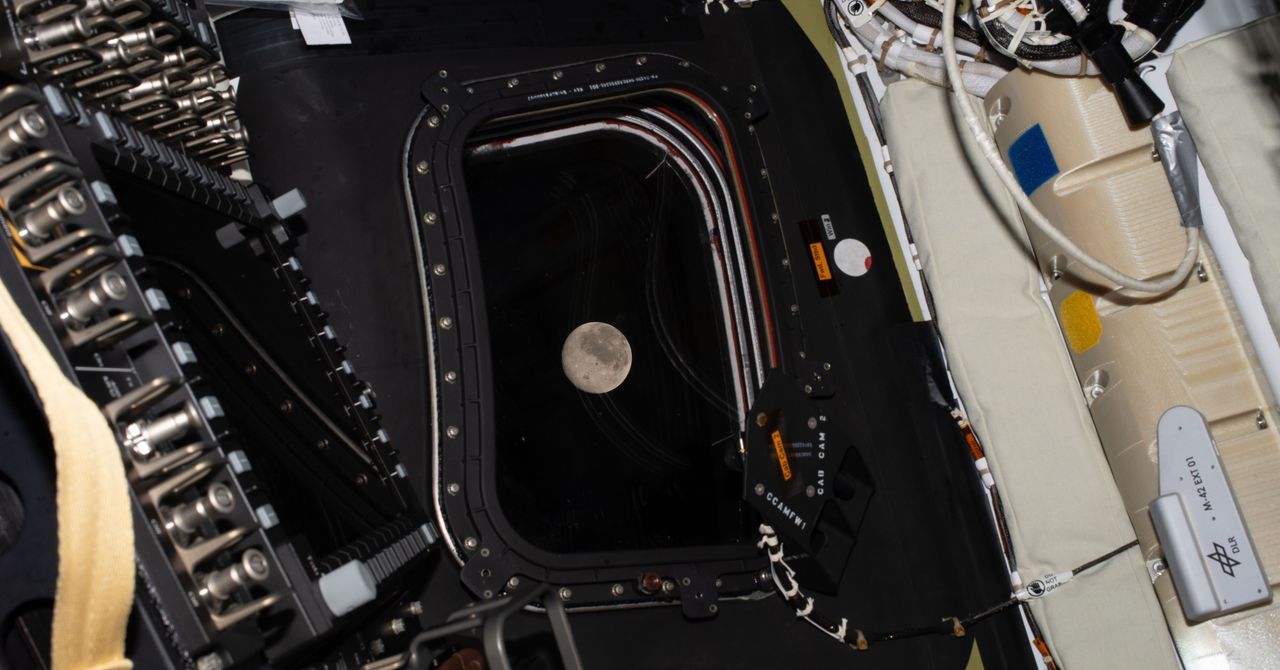 Astronautas Artemis II retornam com segurança à Terra após voo histórico ao redor da Lua