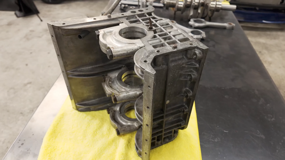 Desmontagem do Lancia Fulvia V4 mostra o que falta nos motores modernos