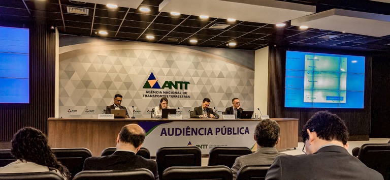 IMAGEM DO PALCO DA AUDIENCIA COM TRES PESSOAS