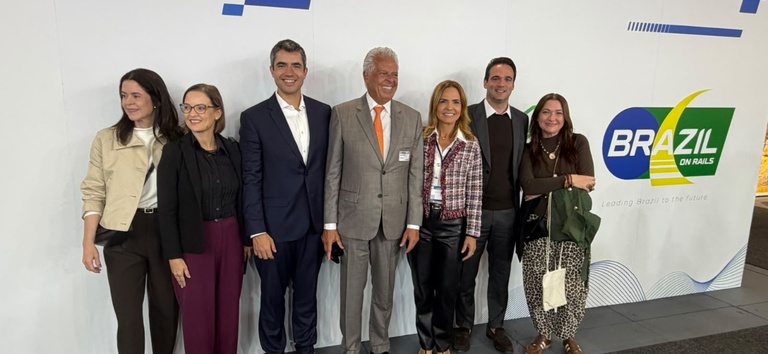 IMAGEM COM  SETE PESSOAS EM PÉ