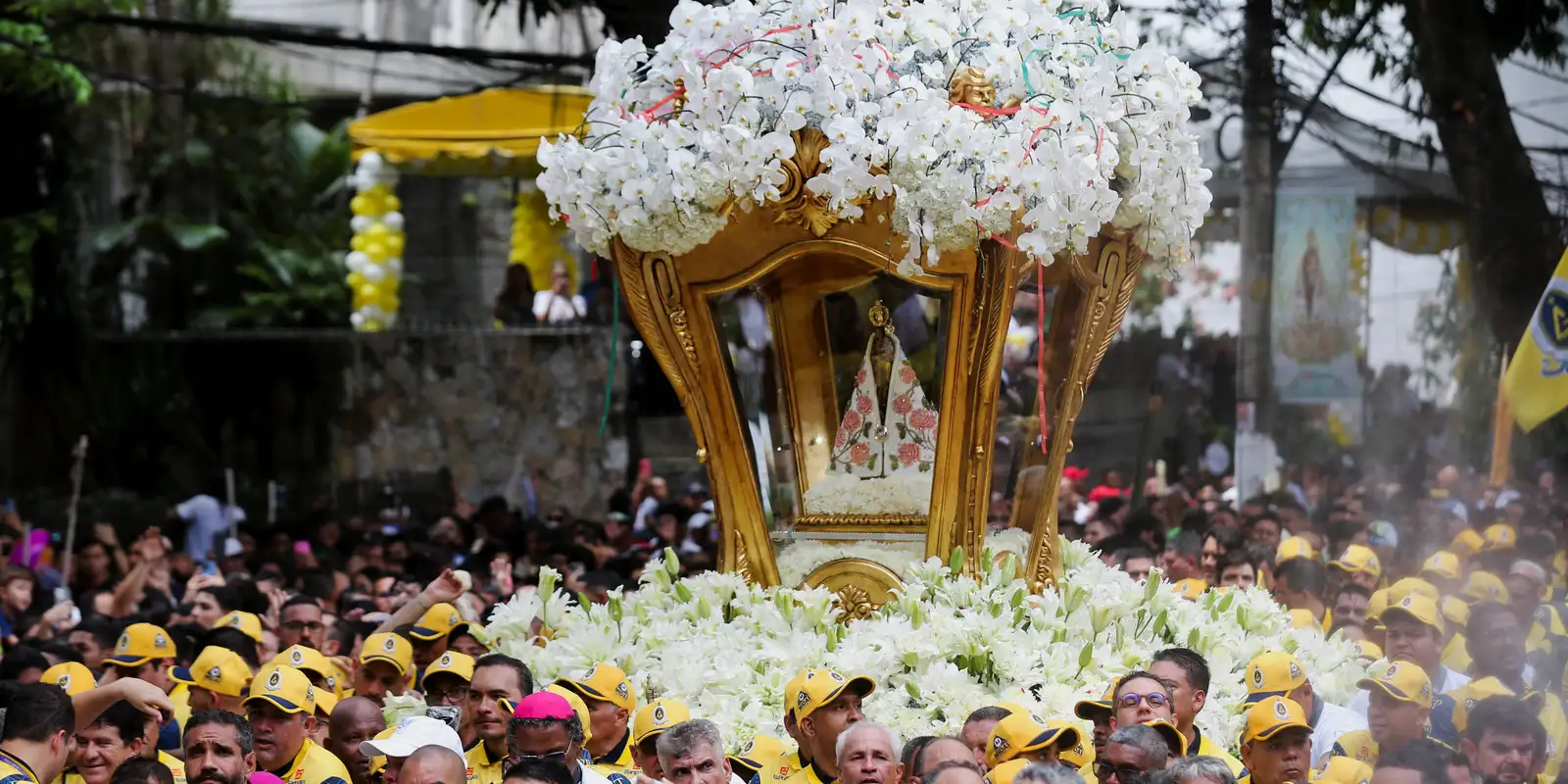 Círio de Nazaré: milhares de devotos visitam imagem de Nossa Senhora