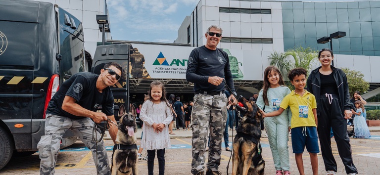 Crianças e servidores participam de atividades em comemoração à semana do servidor com a participação dos cães policiais da PF — Agência Nacional de Transportes Terrestres