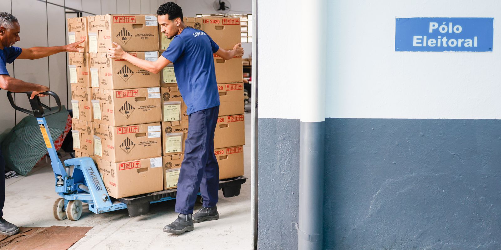 Saiba quais situações permitem acompanhante na cabine de votação