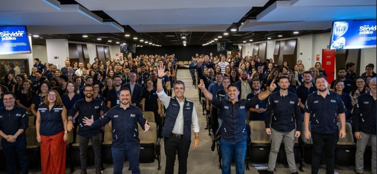 IMAGEM COM AS PESSOAS EM PÉ
